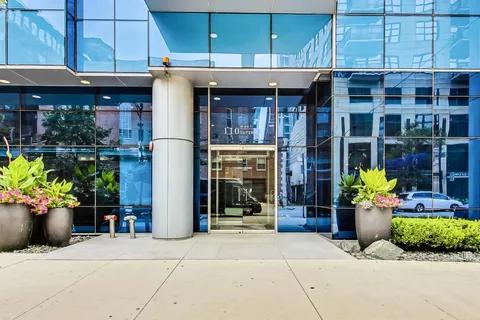 $2,700,000 | 110 West Superior Street, Unit 2200, Chicago, IL 60654
