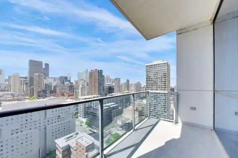 $2,700,000 | 110 West Superior Street, Unit 2200, Chicago, IL 60654