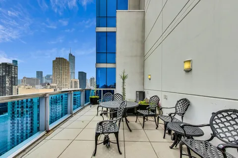 $2,700,000 | 110 West Superior Street, Unit 2200, Chicago, IL 60654