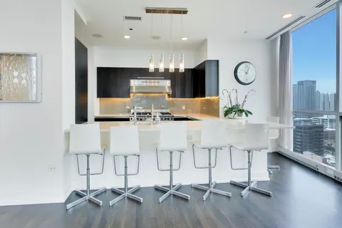 $2,700,000 | 110 West Superior Street, Unit 2200, Chicago, IL 60654