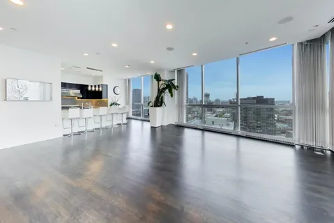 $2,700,000 | 110 West Superior Street, Unit 2200, Chicago, IL 60654