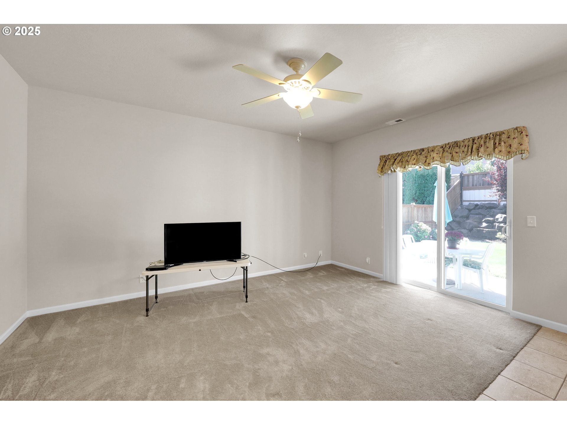 88075 9th Street Veneta, OR 97487 - Photo 20 of 45 a view of an empty room with a window