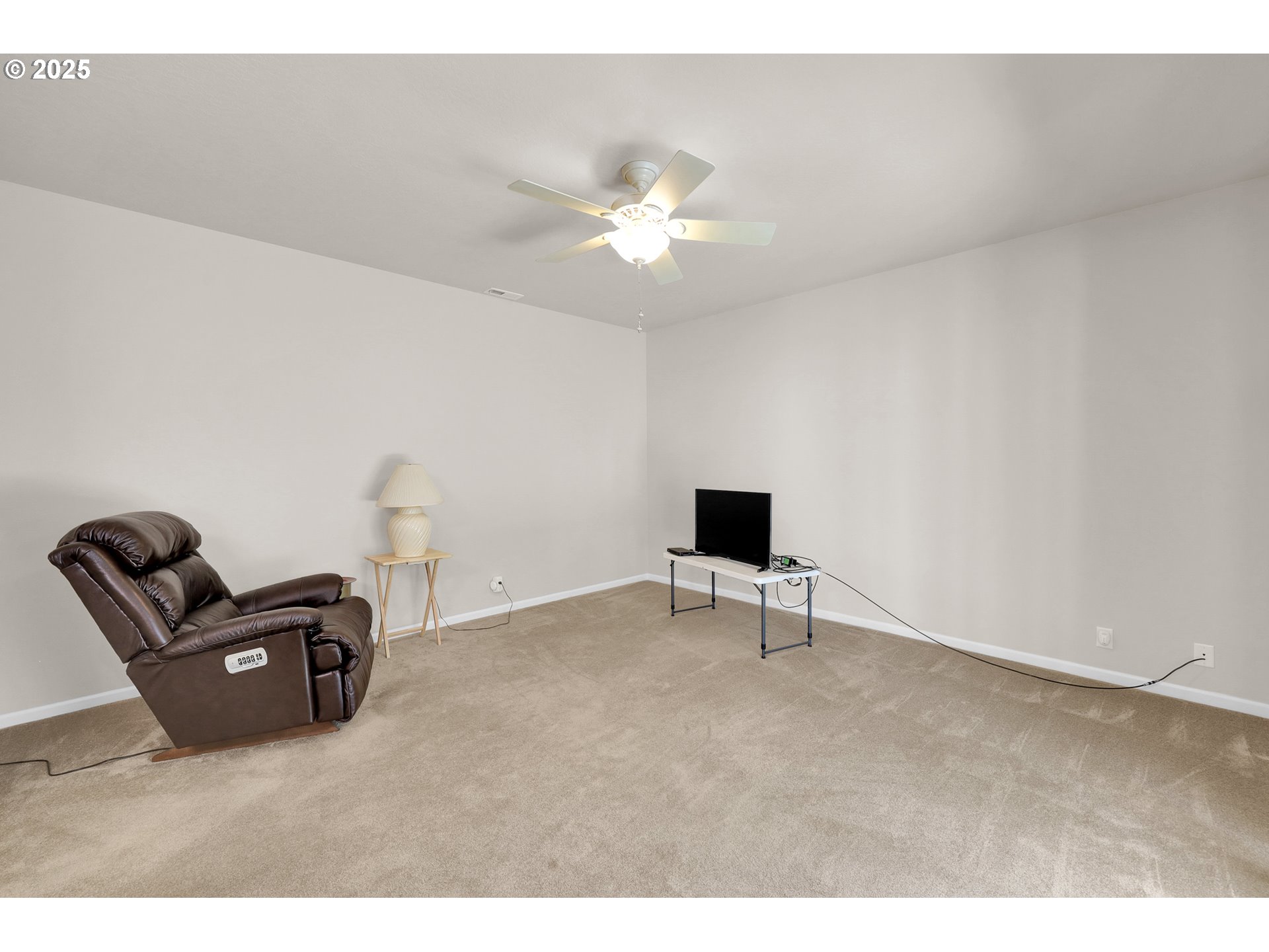 88075 9th Street Veneta, OR 97487 - Photo 21 of 45 a living room with furniture