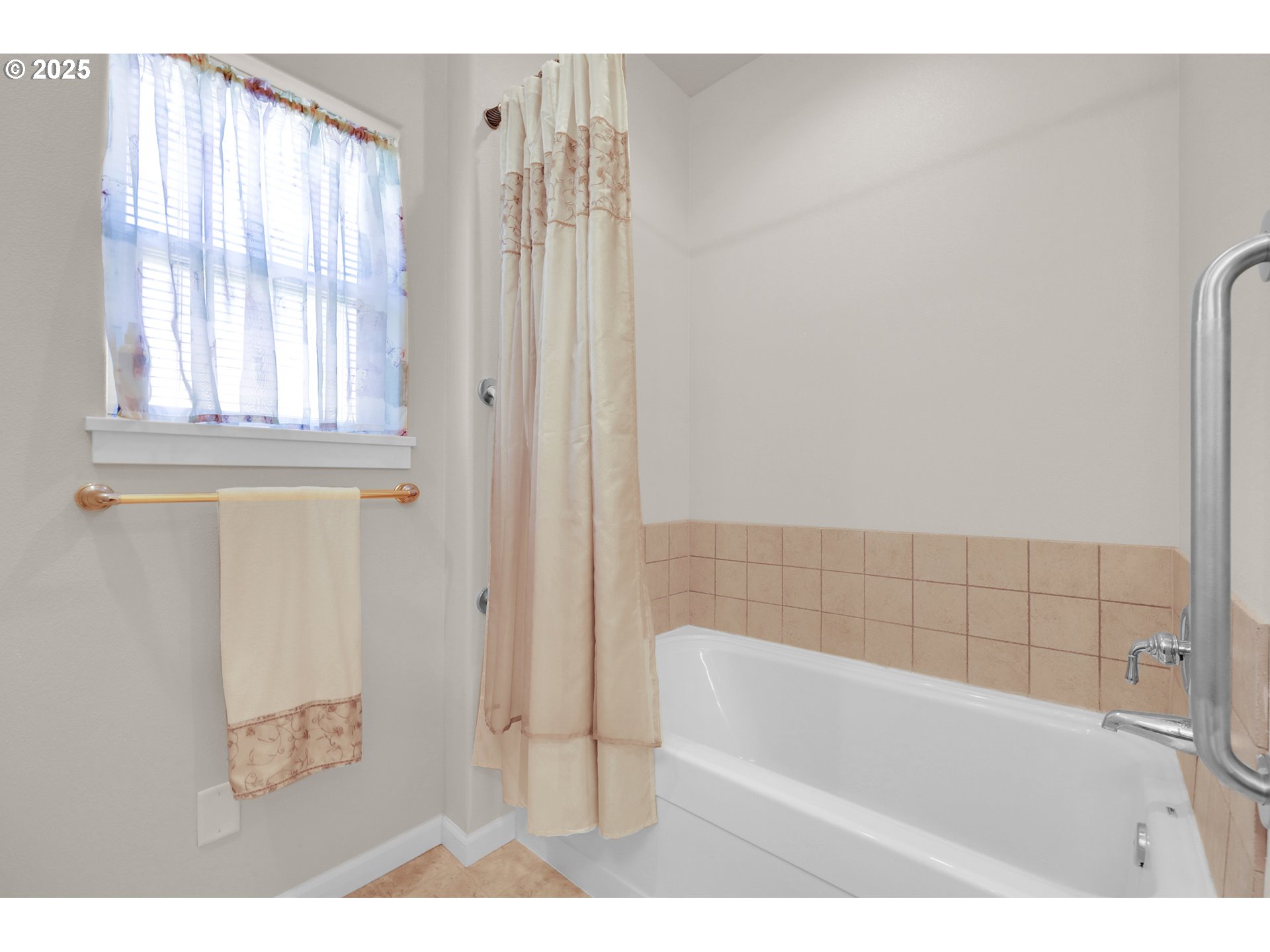 88075 9th Street Veneta, OR 97487 - Photo 28 of 45 a bathroom with a bathtub and a shower