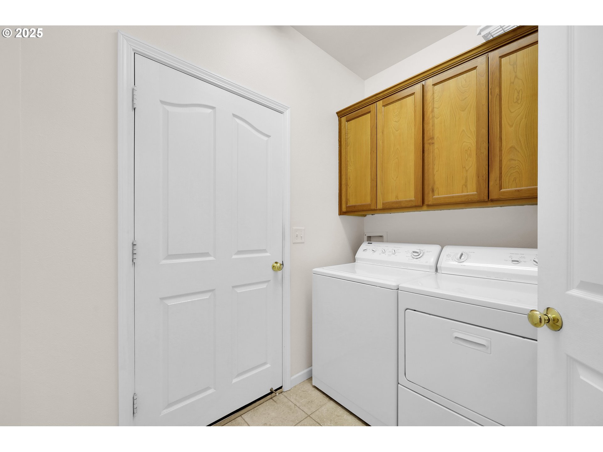 88075 9th Street Veneta, OR 97487 - Photo 35 of 45 a bathroom with a sink and mirror