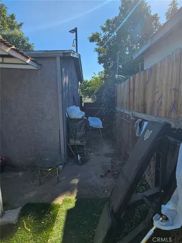 a view of a backyard