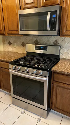 a view of a house with backyard and a tree