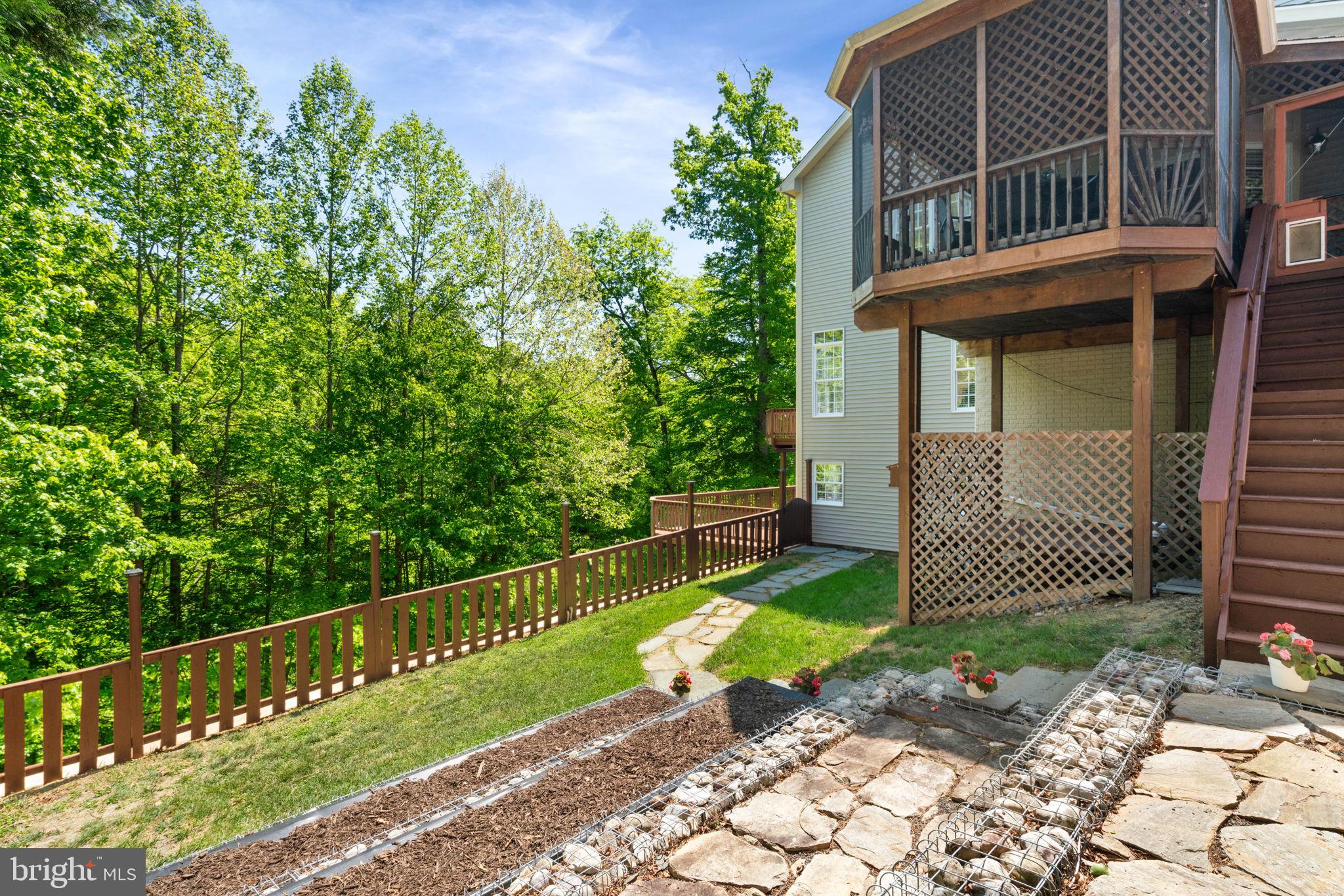8000 Pohick Road Springfield, VA 22153 - Photo 69 of 85 Side Yard