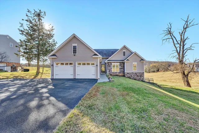 $465,000 | 207 Overlook Road, Vinton, VA 24179