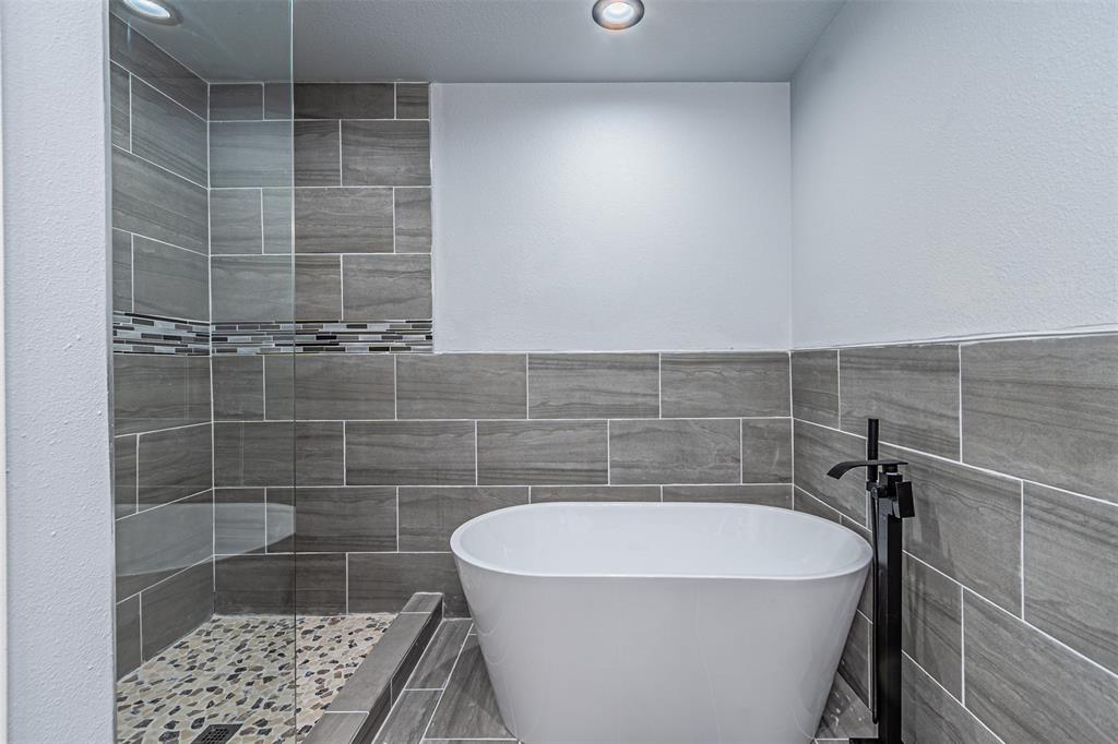 2419 Jeffries Street Dallas, TX 75215 - Photo 12 of 21 ensuite bathroom