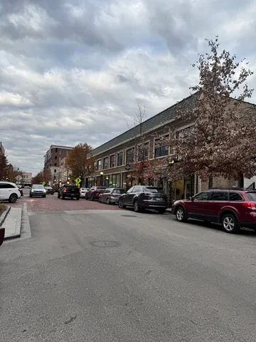 $1,400 | 201 South Maple Avenue, Unit 411, Oak Park, IL 60302