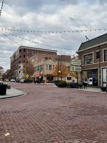 $1,400 | 201 South Maple Avenue, Unit 411, Oak Park, IL 60302