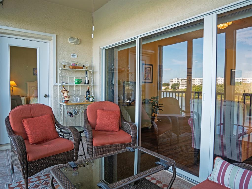 6401 99th Way North, Unit 15C St. Petersburg, FL 33708 - Photo 20 of 48 a room with furniture and a potted plant