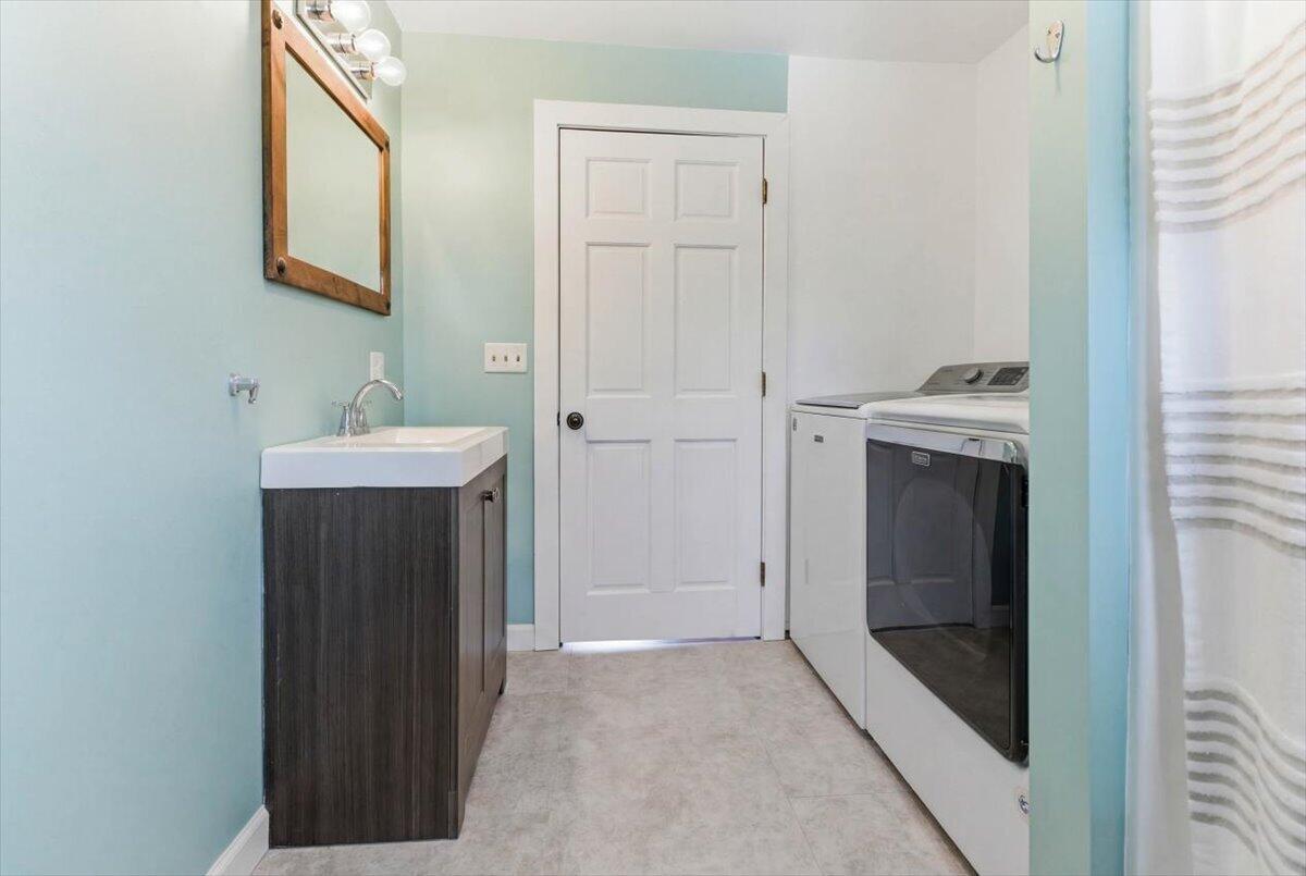 59 Vanner Road Washington, ME 04574 - Photo 25 of 55 Second Floor Bath