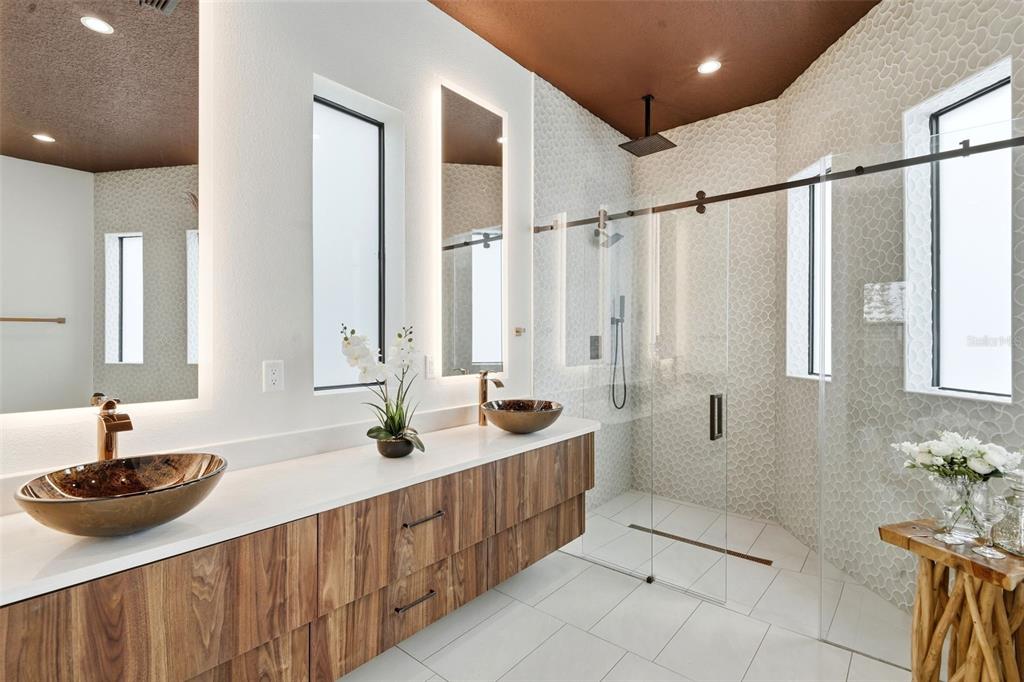 1615 Cole Road Orlando, FL 32803 - Photo 15 of 31 a bathroom with double vanity and a bathtub