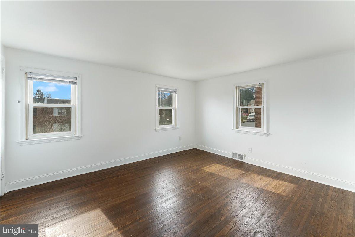 4039 Redden Road Drexel Hill, PA 19026 - Photo 13 of 27 Living Room