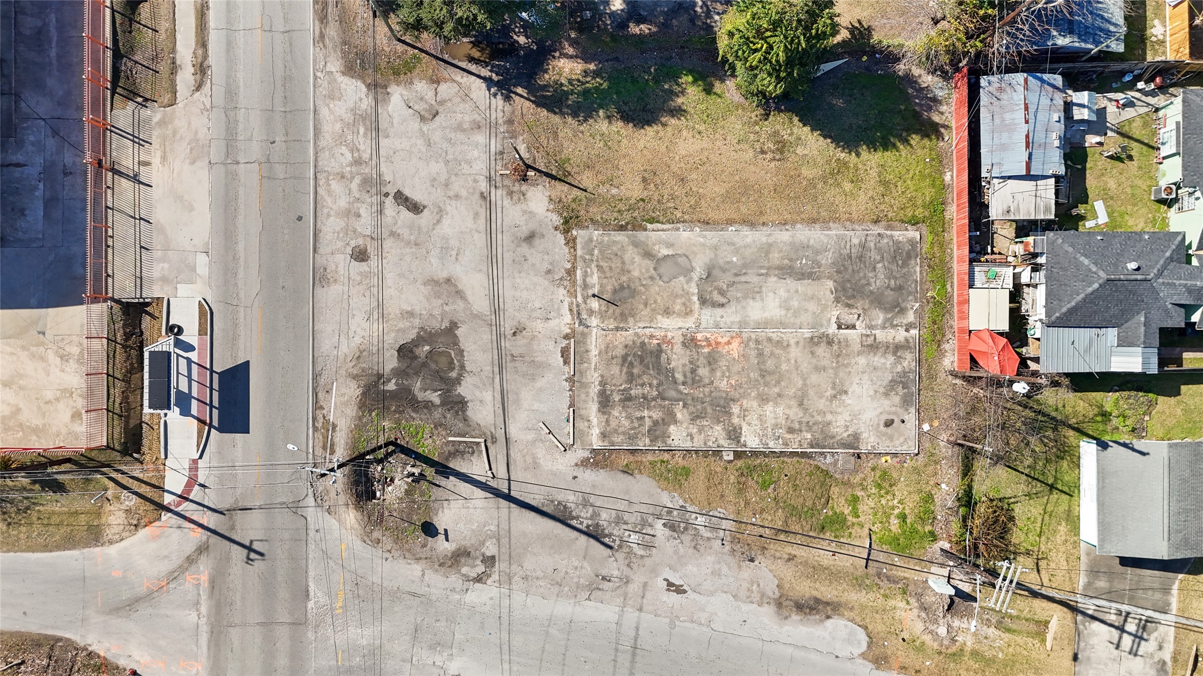 61 Berry Road Houston, TX 77022 - Photo 3 of 3 a bath tub sitting next to a bathroom