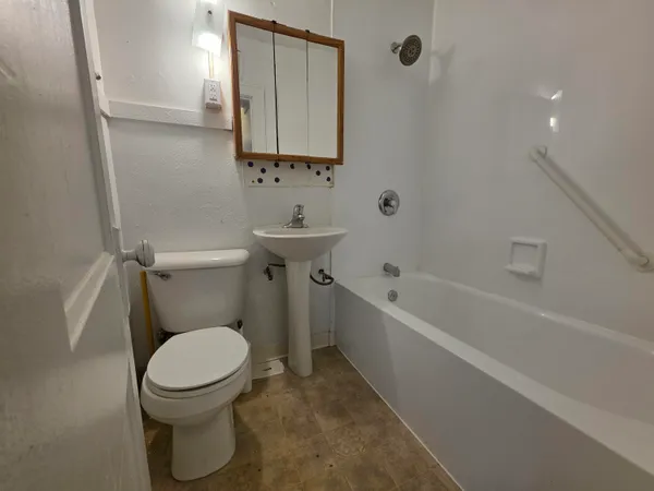 $1,000 | 1515 Taylor Avenue, Unit 3, Racine, WI 53403