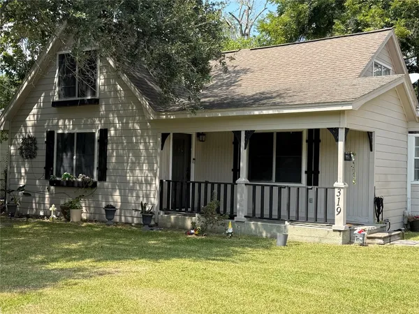 $245,000 | 319 Walnut Avenue, Winnie, TX 77665