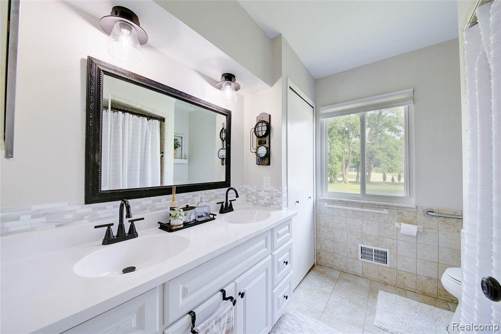 12644 Silver Lake Road Brighton, MI 48116 - Photo 32 of 60