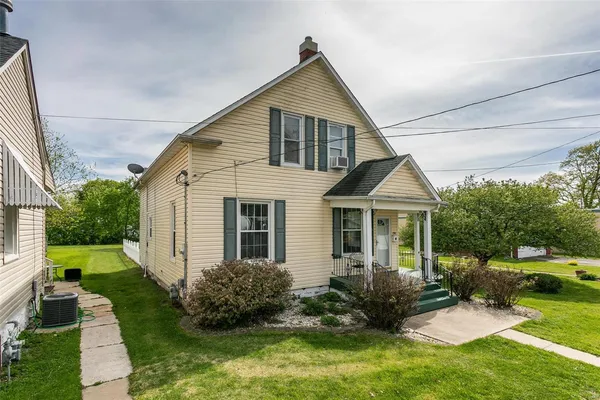 $151,500 | 114 East Iowa Street, Trenton, IL 62293