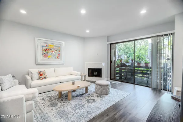 $4,250 | 21901 Burbank Boulevard, Unit 199, Woodland Hills, CA 91367