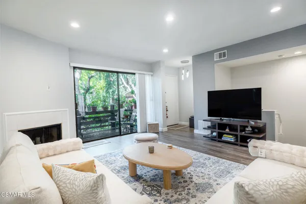 $4,250 | 21901 Burbank Boulevard, Unit 199, Woodland Hills, CA 91367
