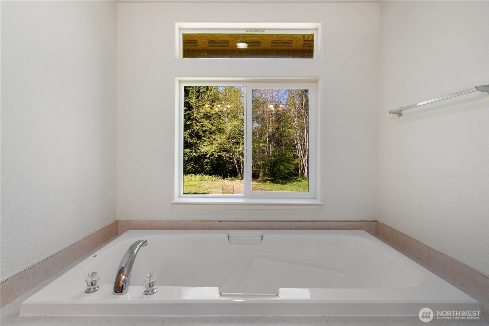 408 South Saylor Road Camano Island, WA 98282 - Photo 18 of 38 a bathroom with a bathtub