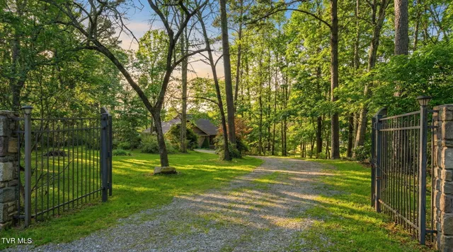 $949,900 | 1804 Cherokee Drive, Bean Station, TN 37708