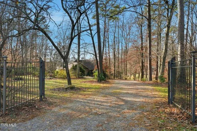 $949,900 | 1804 Cherokee Drive, Bean Station, TN 37708