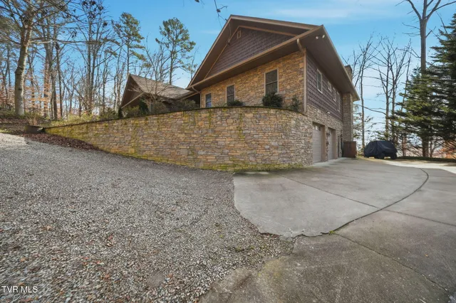 $949,900 | 1804 Cherokee Drive, Bean Station, TN 37708