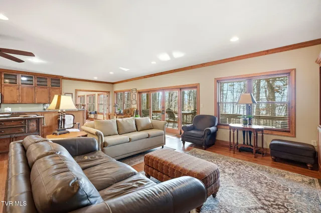 $949,900 | 1804 Cherokee Drive, Bean Station, TN 37708