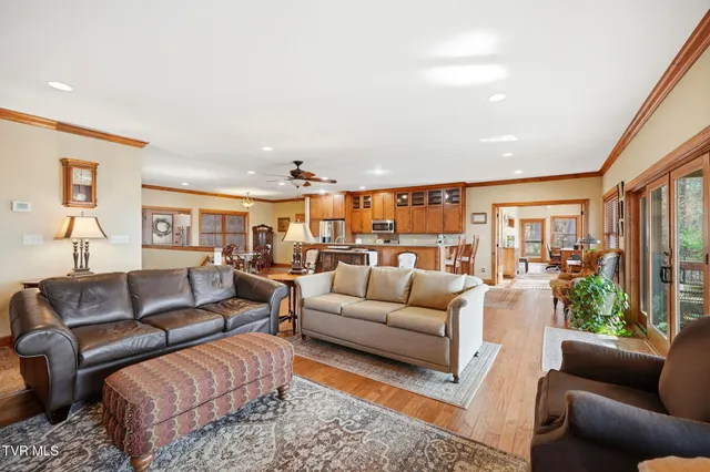 $949,900 | 1804 Cherokee Drive, Bean Station, TN 37708