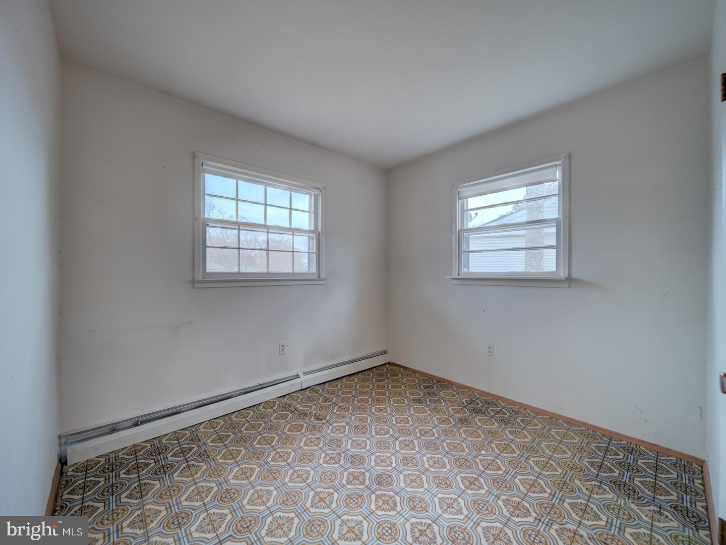 15140 Georgia Road Woodbridge, VA 22191 - Photo 11 of 37 an empty room with windows
