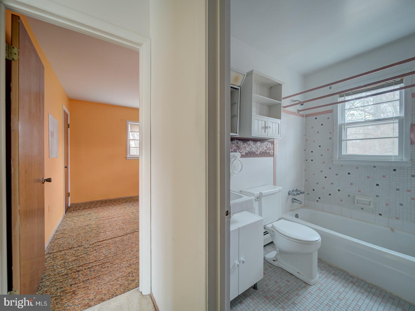 15140 Georgia Road Woodbridge, VA 22191 - Photo 17 of 37 a bathroom with a toilet sink and a bathtub