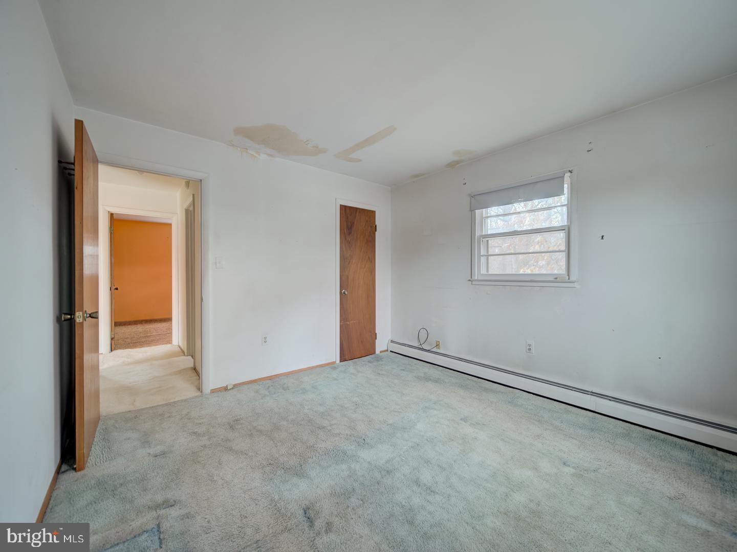 15140 Georgia Road Woodbridge, VA 22191 - Photo 22 of 37 an empty room with windows and closet