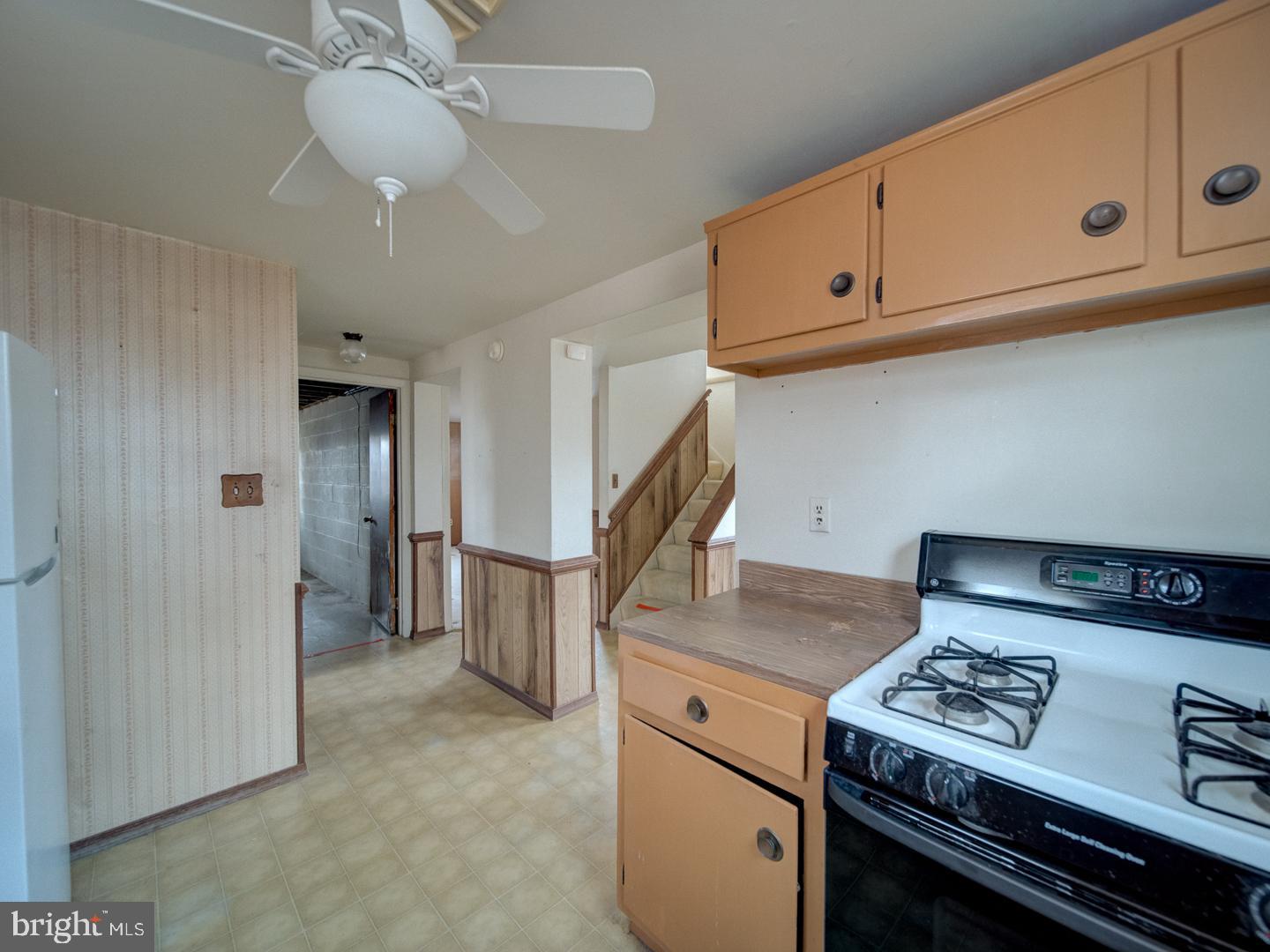 15140 Georgia Road Woodbridge, VA 22191 - Photo 28 of 37 a kitchen with a stove and a refrigerator