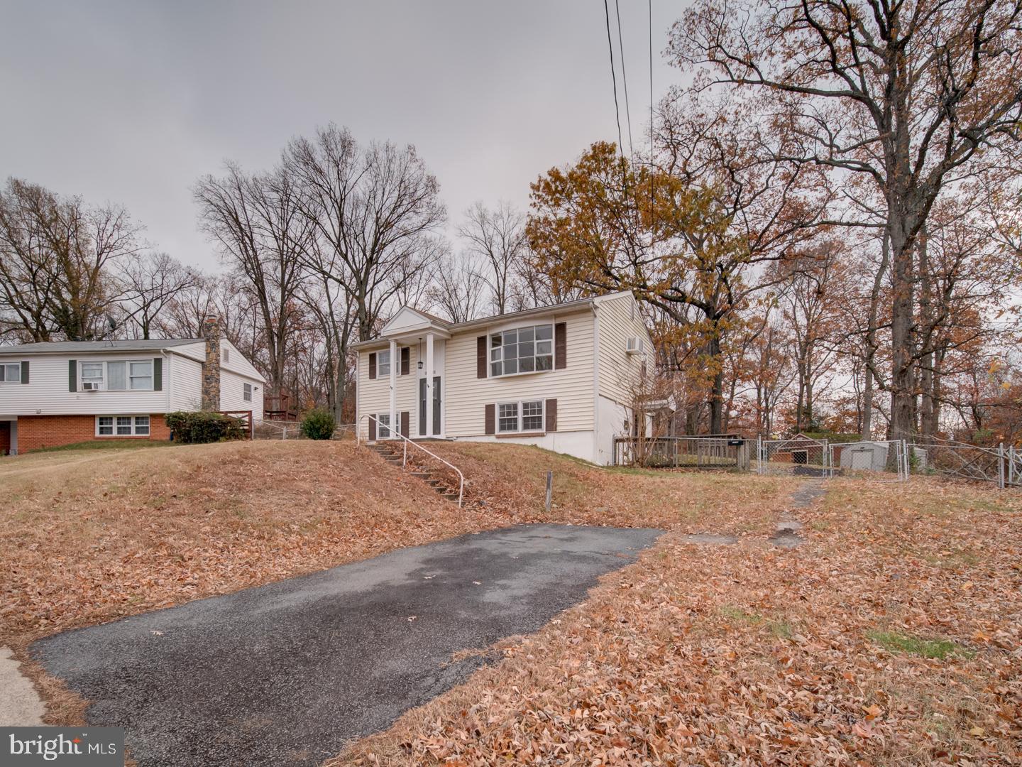 15140 Georgia Road Woodbridge, VA 22191 - Photo 4 of 37 a view of a yard with a white house