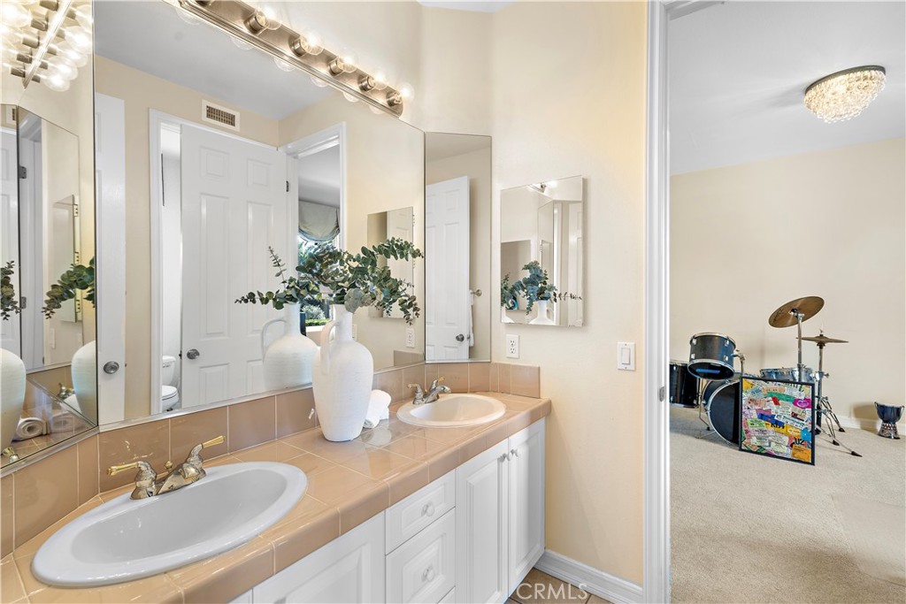 18 Asilomar Road Laguna Niguel, CA 92677 - Photo 35 of 46 Jack & Jill Bathroom between Guest Bedrooms 3 & 4