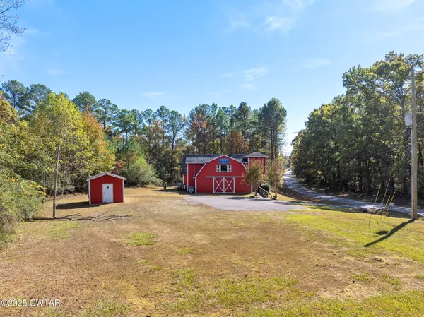 a view of back yard of the house