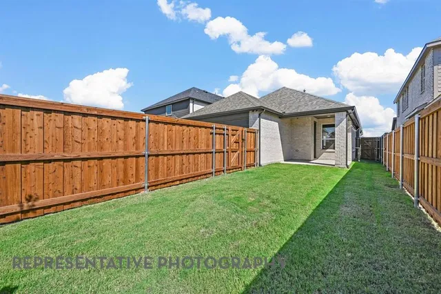 a view of a house with backyard and porch