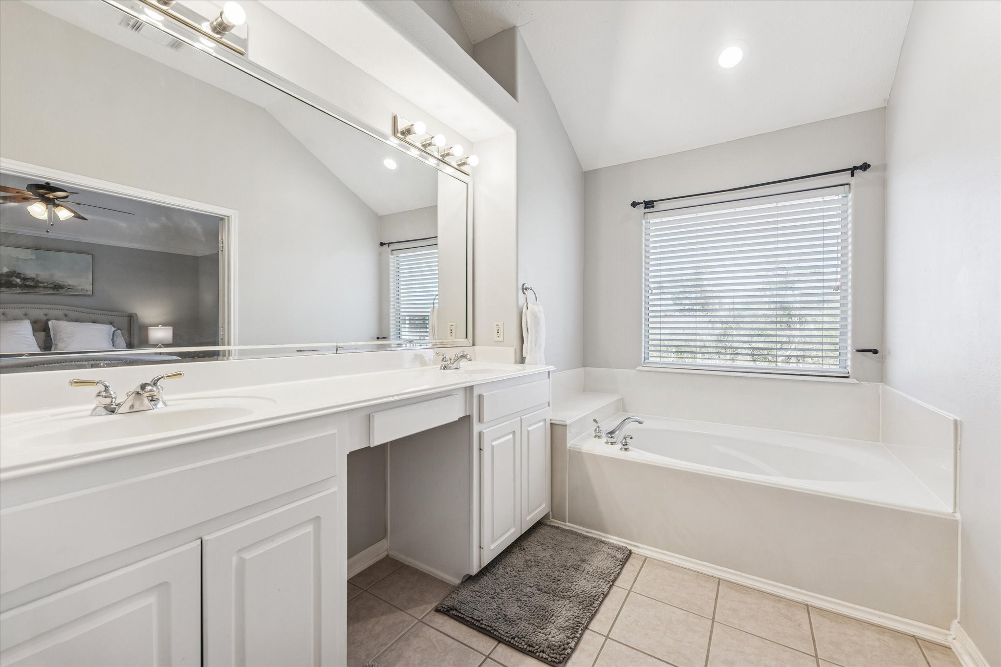 1802 Stacy Falls Houston, TX 77008 - Photo 12 of 21 Primary bath with double sinks and soaking tub.