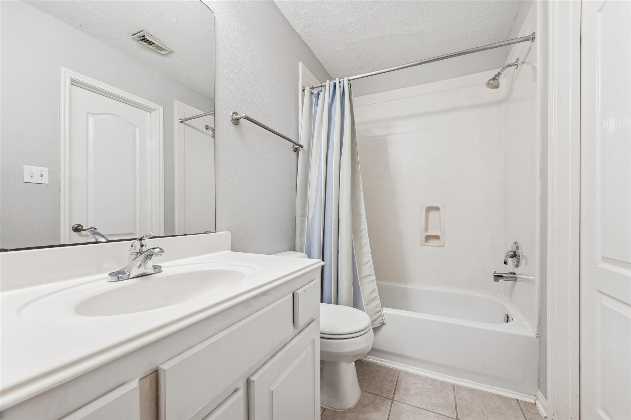 1802 Stacy Falls Houston, TX 77008 - Photo 15 of 21 Secondary bath third level.