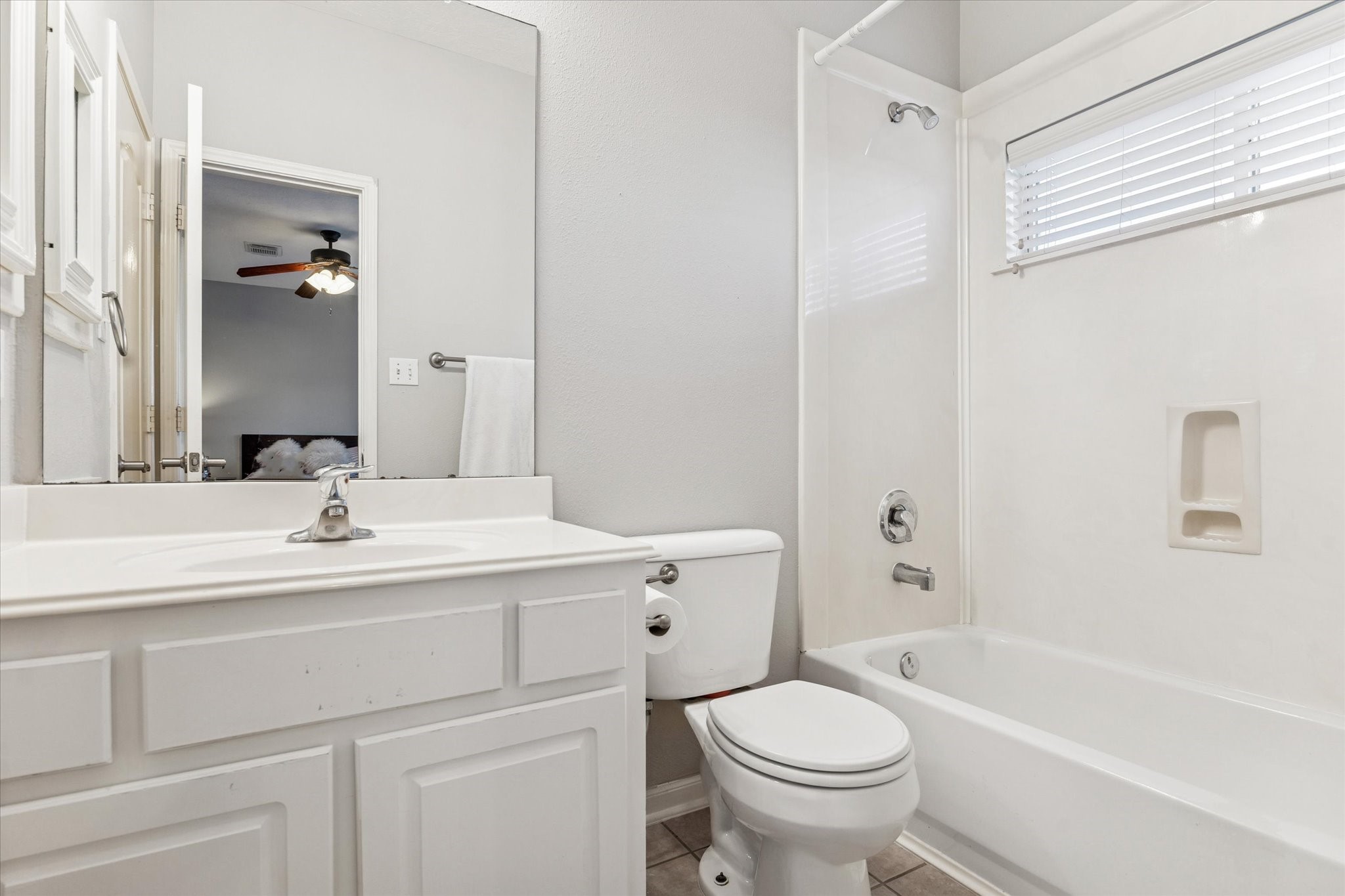 1802 Stacy Falls Houston, TX 77008 - Photo 17 of 21 Secondary bath on first level.