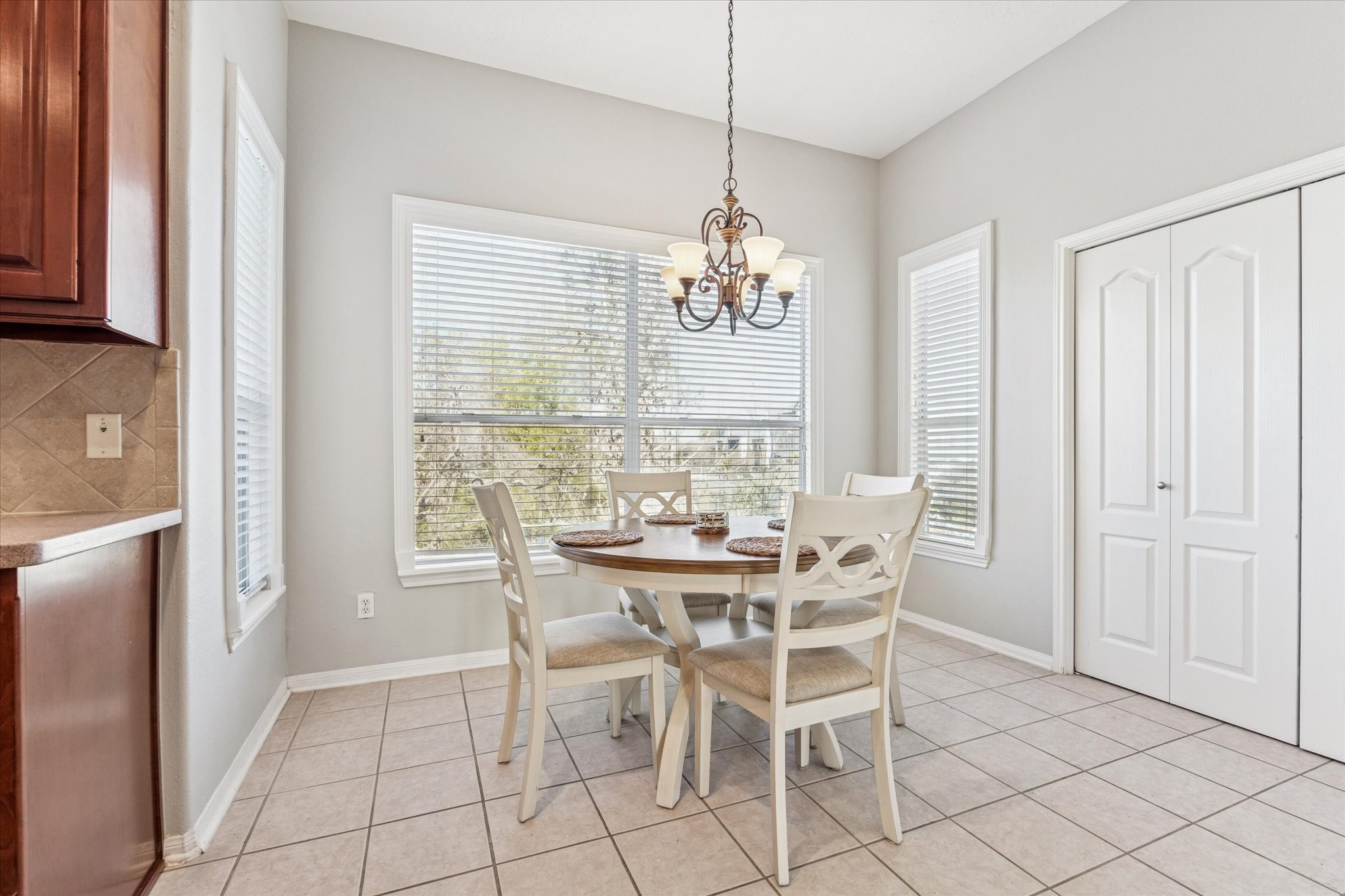 1802 Stacy Falls Houston, TX 77008 - Photo 8 of 21 Breakfast room. Doors to the right open to the utility room (washer and dryer stay).