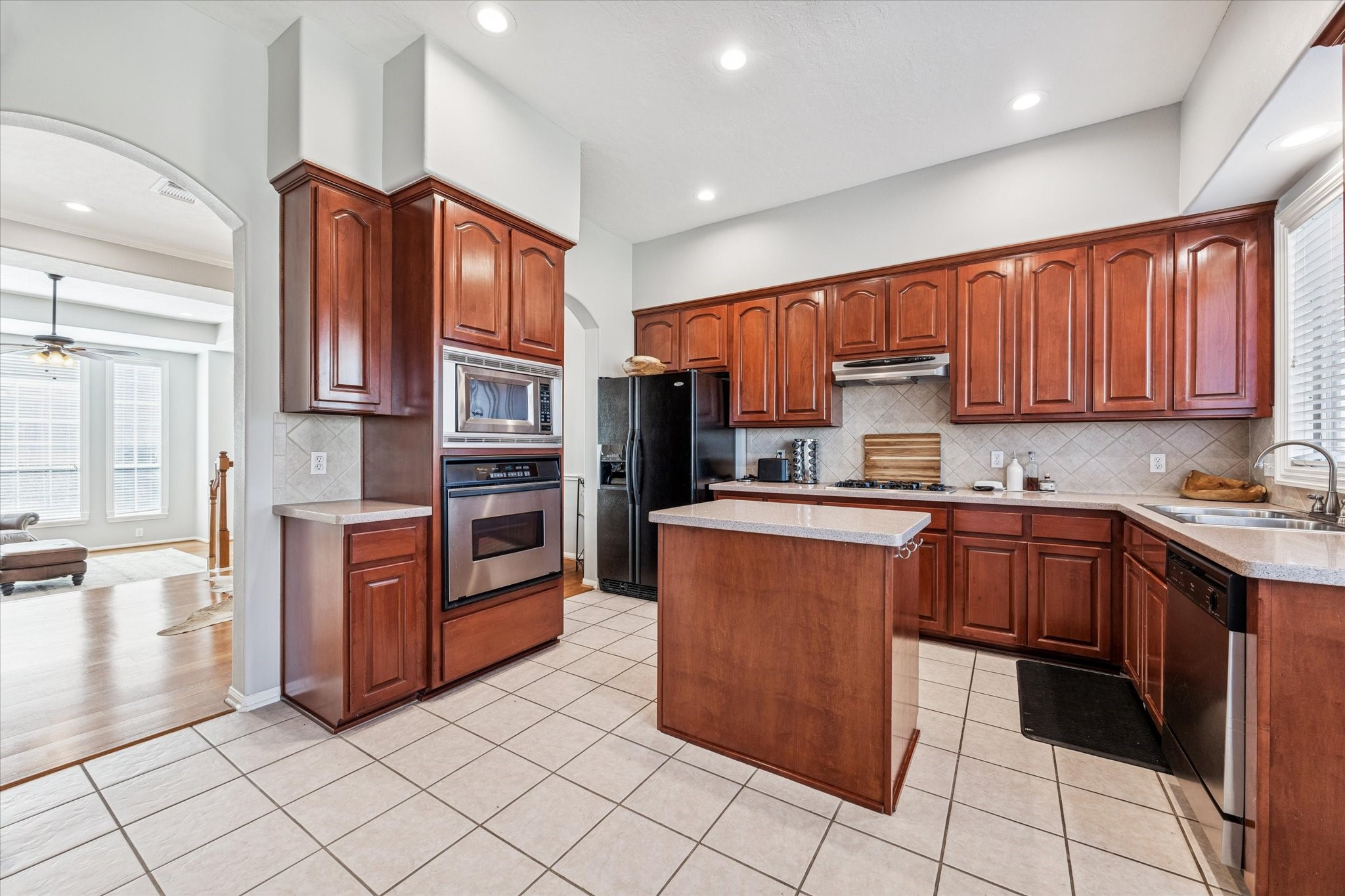 1802 Stacy Falls Houston, TX 77008 - Photo 10 of 21 Built in oven and microwave.