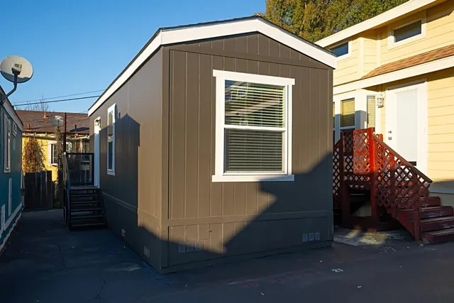 a view of entryway with an outdoor space