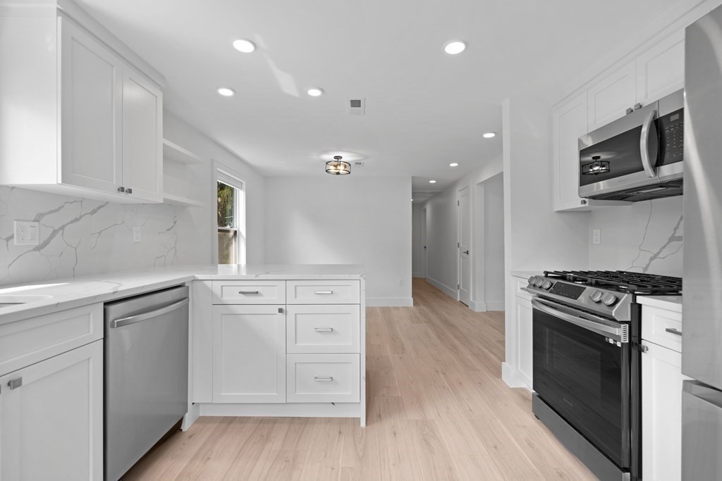 219 Waverly Road North Andover, MA 01845 - Photo 2 of 17 Gallery Image 2