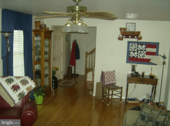15729 Fairview Road Hagerstown, MD 21740 - Photo 5 of 20 Living Room