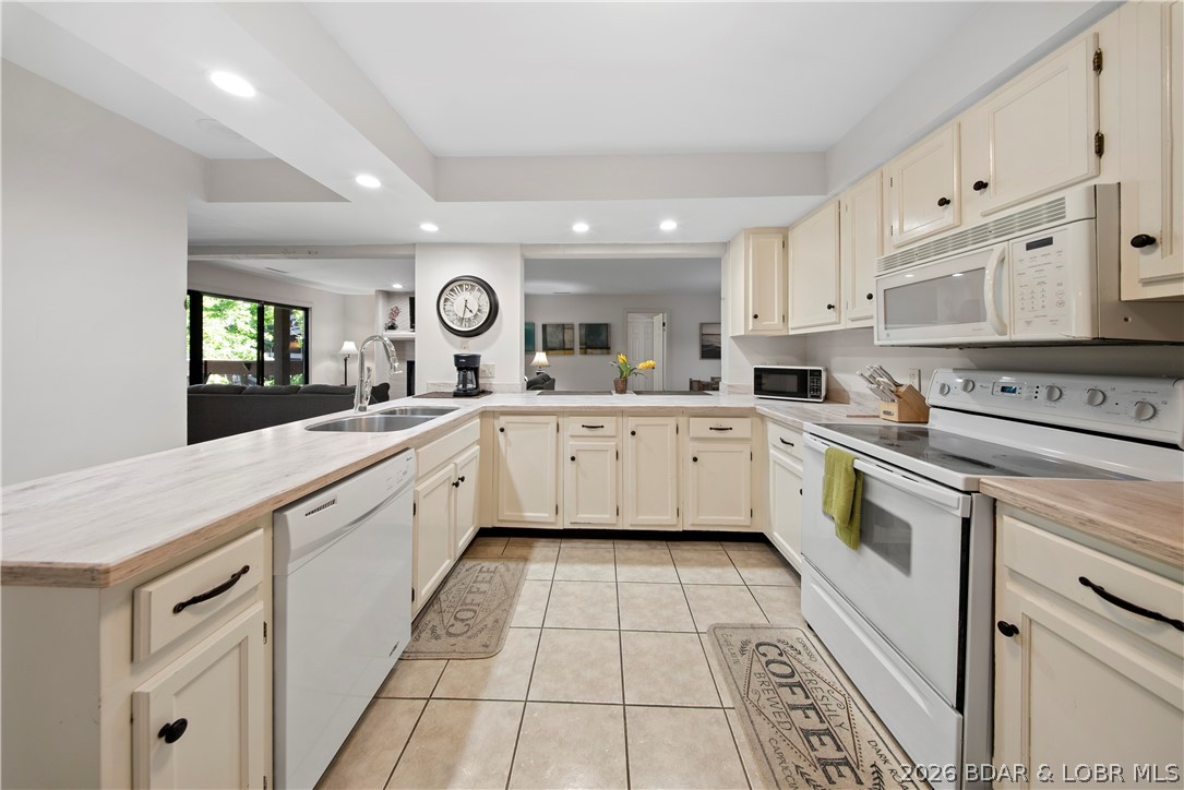 5940 Baydy Road, Unit 524 Osage Beach, MO 65065 - Photo 7 of 48 Kitchen